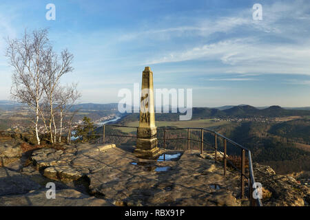 Elba montagne di arenaria - Vista panoramica dal 'Lilienstein' verso sud-est, in primo piano una piattaforma di osservazione con un monumento, sera Foto Stock