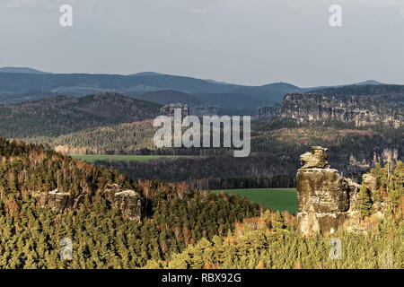 Elba montagne di arenaria - Vista dalla montagna "Gohrisch' per le montagne "chrammsteine' nella luce della sera, in primo piano una formazione rocciosa wit Foto Stock