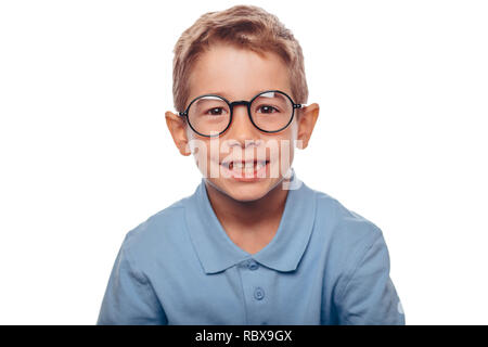 Ragazzo cucasian ajusting i suoi occhiali e guardando la telecamera su sfondo bianco. Nuovo concetto di occhiali per visione buona Foto Stock