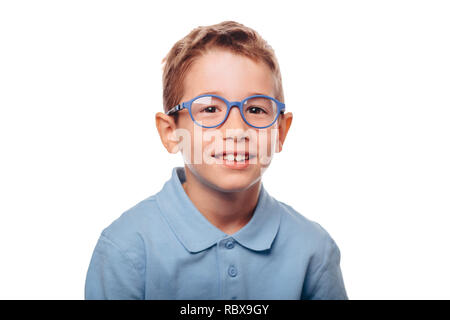 Ragazzo cucasian ajusting i suoi occhiali e guardando la telecamera su sfondo bianco. Nuovo concetto di occhiali per visione buona Foto Stock