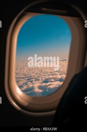 Vista di nuvole di un finestrino per aerei Foto Stock