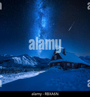 Via lattea oltre baita di montagna in inverno, Tatra, Polonia Foto Stock