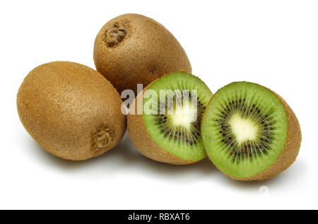 A forma di cuore di kiwi a metà e tutta la kiwi isolati su sfondo bianco Foto Stock