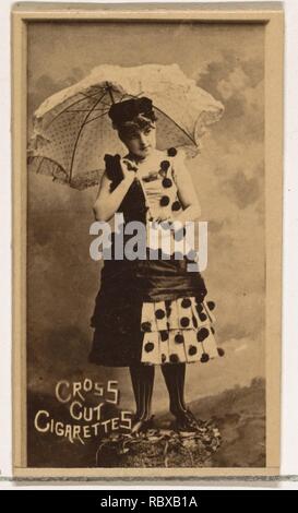 644231 Editore: Rilasciato da W. Duca, figli & Co., New York e Durham, N.C., attrice holding parasol, da attori e attrici serie (N145-1) rilasciato dal duca figli & Co. per promuovere il taglio trasversale di sigarette, 1880, albume fotografia, foglio: 2 1/2 ? 1 3/8 in. (6.4 ? 3,5 cm). Foto Stock