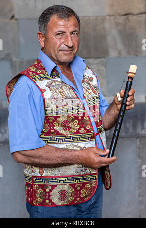 Musicista armeno con locale strumento musicale noto come Duduk, in Armenia Foto Stock