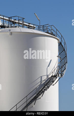 Bianco di grandi serbatoi di stoccaggio per olio e carburante presso una raffineria. Foto Stock