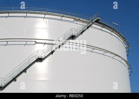 Bianco di grandi serbatoi di stoccaggio per olio e carburante presso una raffineria. Foto Stock