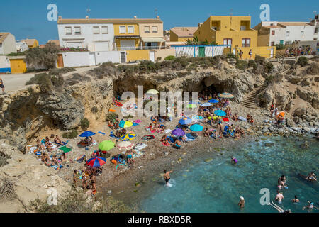 Un'affollata baia di spiaggia durante il mese di agosto sull'isola di Tabarca, Alicante. Spagna Foto Stock