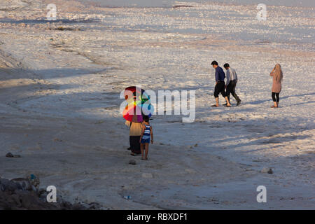 Le persone sono a piedi sulla distesa di sale del lago di Urmia, West Azerbaijan provincia, Iran Foto Stock