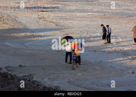 Le persone sono a piedi sulla distesa di sale del lago di Urmia, West Azerbaijan provincia, Iran Foto Stock