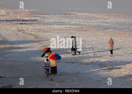 Le persone sono a piedi sulla distesa di sale del lago di Urmia, West Azerbaijan provincia, Iran Foto Stock