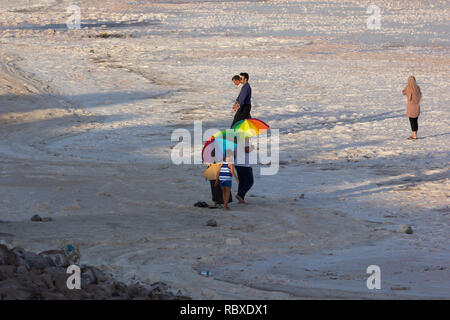 Le persone sono a piedi sulla distesa di sale del lago di Urmia, West Azerbaijan provincia, Iran Foto Stock