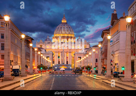 Roma, Città del Vaticano. Cityscape immagine illuminata della Basilica di San Pietro e Via della Conciliazione, Città del Vaticano, Roma, Italia. Foto Stock