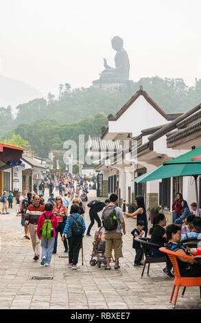 Il villaggio di Ngong Ping dominato da haze coperto Tian Tan Buddha, Isola di Lantau, Hong Kong Foto Stock