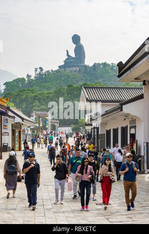 Il villaggio di Ngong Ping trascurato dalla Tian Tan Buddha, Isola di Lantau, Hong Kong Foto Stock