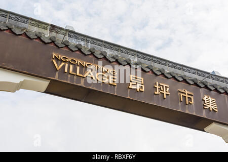 Il Villaggio di Ngong Ping segno, l'Isola di Lantau, Hong Kong Foto Stock