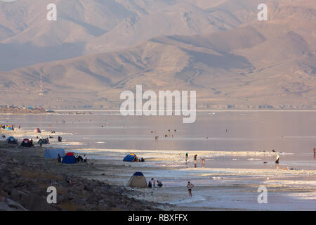 Le persone sono a piedi sulla distesa di sale del lago di Urmia, West Azerbaijan provincia, Iran Foto Stock