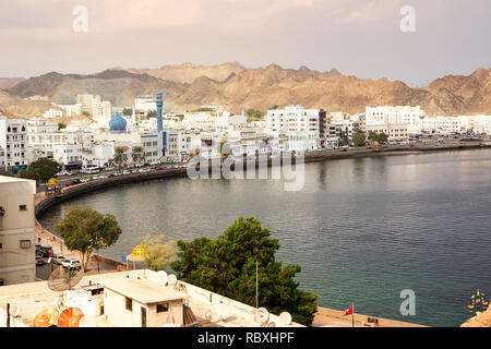 Muscat Oman - 1 Novembre 2018: Mutrah waterfront con la moschea di Muscat al tramonto e la Corniche con nessuno Foto Stock