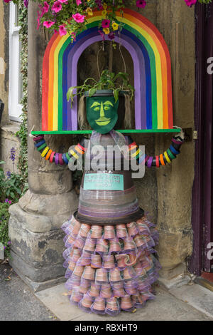 La procedura guidata di pentole, un eccentrico prendere sul Wizard of Oz, fatte di plastica dei POT del fiore; Buxton, Derbyshire, Regno Unito Foto Stock