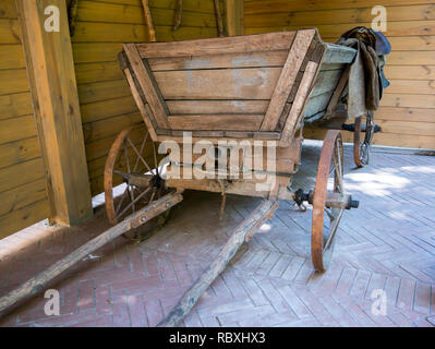 Vintage carrozza trainata da cavalli si erge nel fienile Foto Stock