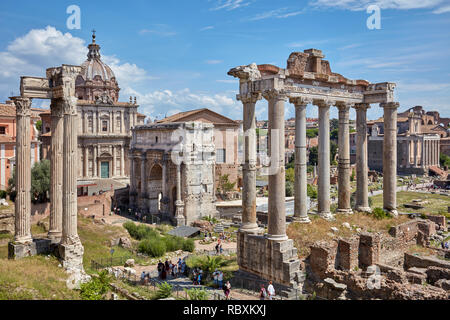 Roma, Italia - 15 agosto 2018: turisti nel Foro Romano al Tempio di Saturno contro Arco di Settimio Severo. Centro storico di Roma è l'UNESCO Foto Stock