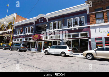 Bisbee, AZ / Stati Uniti - Luglio 12, 2016: downtown Bisbee nel sud Arizona su un deserto e weekend tranquillo pomeriggio con lo storico Grand Hote Foto Stock