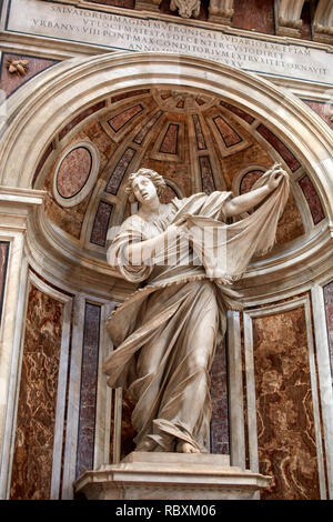 Città del Vaticano - Agosto 17, 2018: scultura di San Veronica di attraversamento della Basilica di San Pietro. È il più noto capolavoro di Francesco Mochi Foto Stock