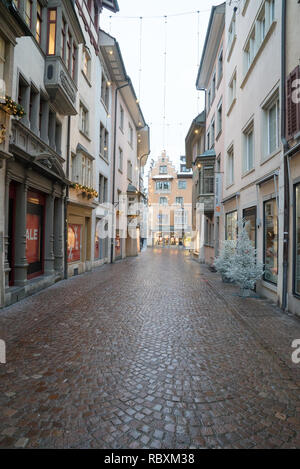 Schaffhausen, SH / Svizzera - Gennaio 5, 2019: dal centro storico della città e dal centro città di Sciaffusa con i suoi palazzi e architettura Foto Stock