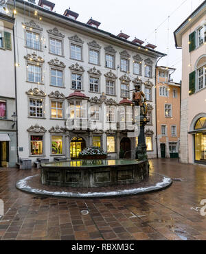 Schaffhausen, SH / Svizzera - Gennaio 5, 2019: dal centro storico della città e dal centro città di Sciaffusa con i suoi palazzi e architettura Foto Stock