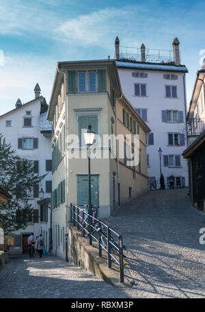 Zurigo, ZH / Svizzera - Gennaio 4, 2019: cityscape visuale degli edifici e downtoen Zurigo nel cuore della parte vecchia della città Foto Stock