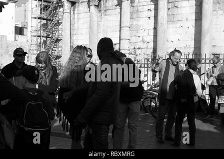 La gente a Monastiraki, Atene Grecia Foto Stock