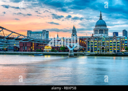 Cattedrale di San Paolo e il Millennium Bridge di Londra, Regno Unito, dopo il tramonto Foto Stock