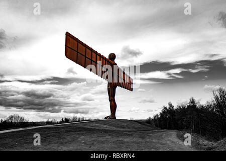 Una foto di un angelo del Nord, per enfatizzare la trama e il colore della scultura iconica di Antony Gormley, e dargli un meditabondo presenza. Foto Stock