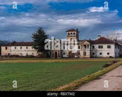 Settimo Torinese, Piemonte, Italia - 21 Gennaio 2014: vecchia fattoria abbandonata. Foto Stock
