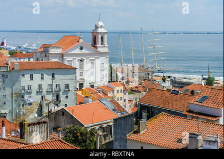 I tetti rossi delle vecchie case nel quartiere di Alfama a Lisbona, Portogallo. Foto Stock