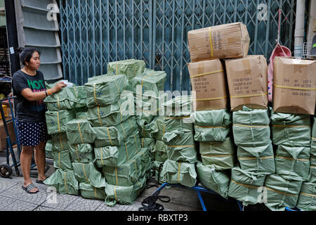 Consegna in Soi Wanit Maitri in Chinatown, Bangkok, Thailandia Foto Stock