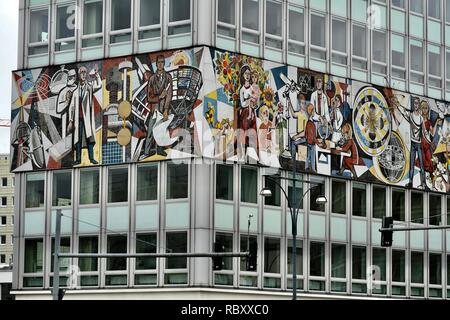 Dettaglio della decorazione sull'Haus des Lehrers a Berlino Foto Stock