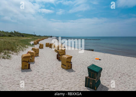 Sedie da spiaggia in Wustrow al Mar Baltico Foto Stock