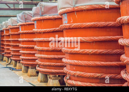 I barili di legno in una salsa di pesce fabbrica sull'isola di Phu Quoc. Foto Stock