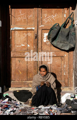 Ladakh Leh, India - 3 Ottobre 2018 : povera ragazza indiana la vendita di accessori (mobile case, cinghia di cuoio wallet) in stallo a locale mercato Ladakh Foto Stock