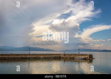 Turisti che si godono il bello scenario del lago di Ohrid in Macedonia Foto Stock