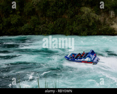Cascate Huka Jet Boat lasciando la cade dietro nel profondo blu e bianco turbolente acque Foto Stock