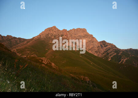 Bellissima alba sul Monte Khoustoup, Armenia. Tinta arancione sulle montagne a ALBA Foto Stock