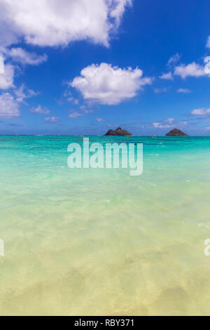 Limpide acque turchesi e due isole vista a Lanikai beach, Oahu, Hawaii Foto Stock