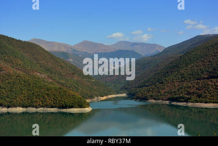 Le montagne circostanti sono riflesse nel lago, bella riflessione. Bellezza Mondo. Jinvali serbatoio acqua, Georgia Foto Stock