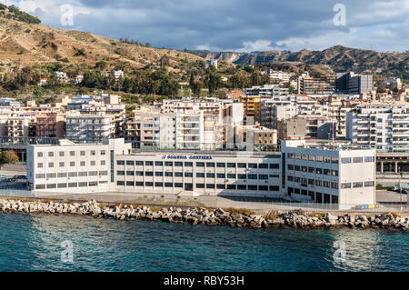 Reggio Calabria, Italia - 30 Ottobre 2017: Il Coast Guard edificio (Guardia costiera) sulla riva di Reggio di Calabria - Italia del Sud. Reggio di Calabri Foto Stock