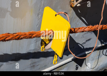 Parassiti tappi - mantenendo la nave attraccata parassiti libero. Marino Guardia di ratto su una nave. Funi di ormeggio per impedire che i topi getting a bordo. Foto Stock