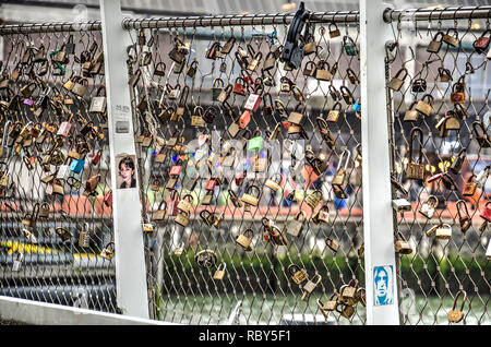 Rotterdam, Paesi Bassi, 25 Novembre 2018: maglia di acciaio della ringhiera del ponte Rijnhaven con molti blocchi colorati come pure ad foto, con il Katendrecht Foto Stock