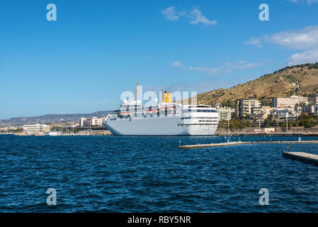 Reggio Calabria, Italia - 30 Ottobre 2017: Costa neoClassica nave da crociera ormeggiata nel porto di Reggio Calabria, costa mediterranea, Italia. Foto Stock