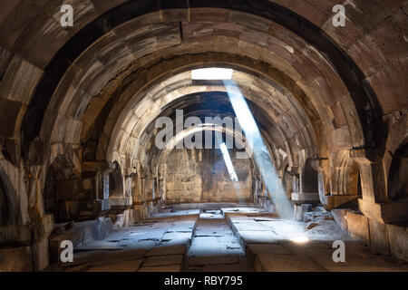 Antica caravanserai noto come Orbelian's Caravanserai, con fasci di luce in Vayots Dzor, Armenia. Foto Stock